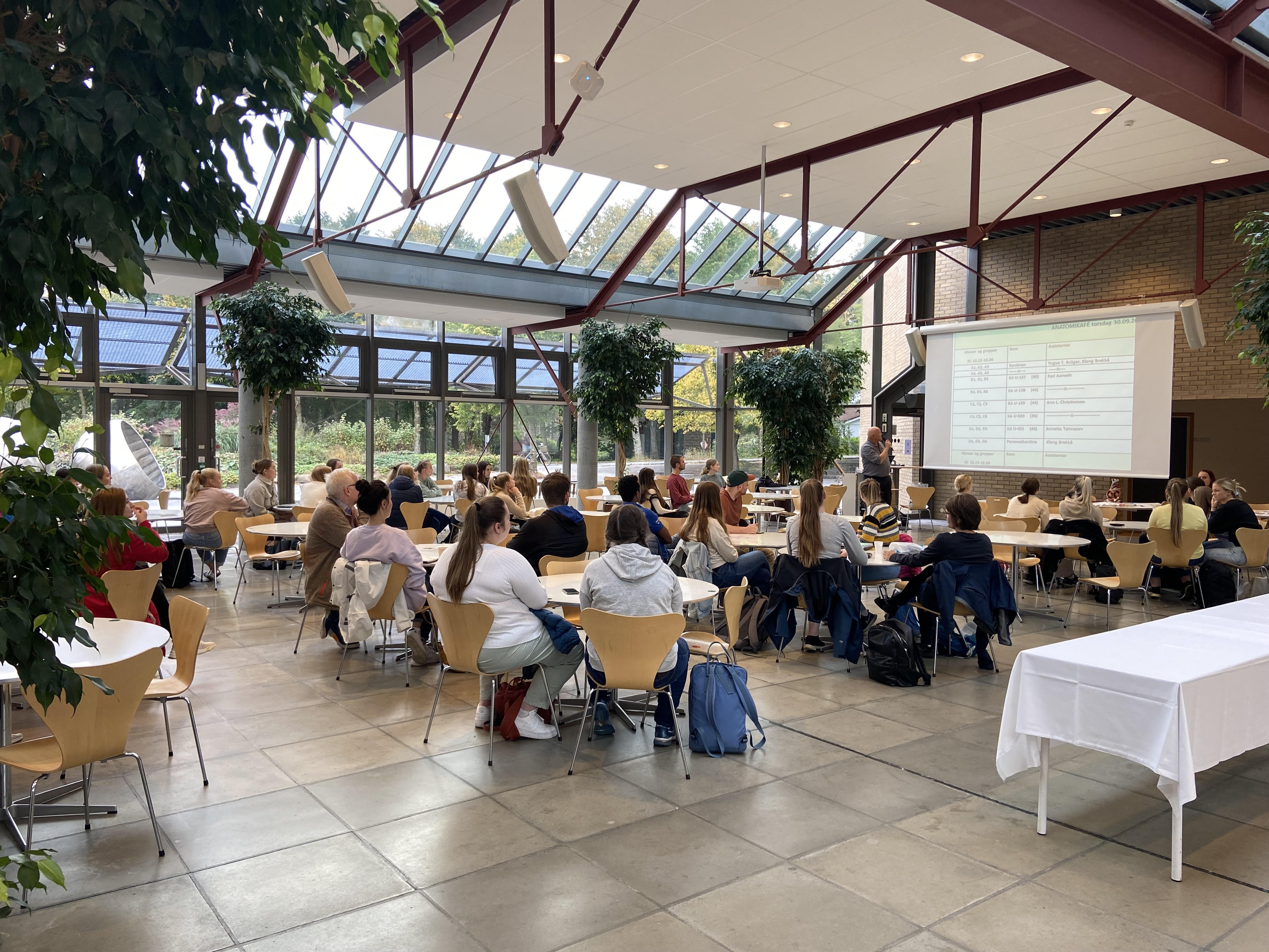 Mange av førsteårsstudentene på sykepleie og paramedisin deltok på anatomikafé torsdag 30. september.   