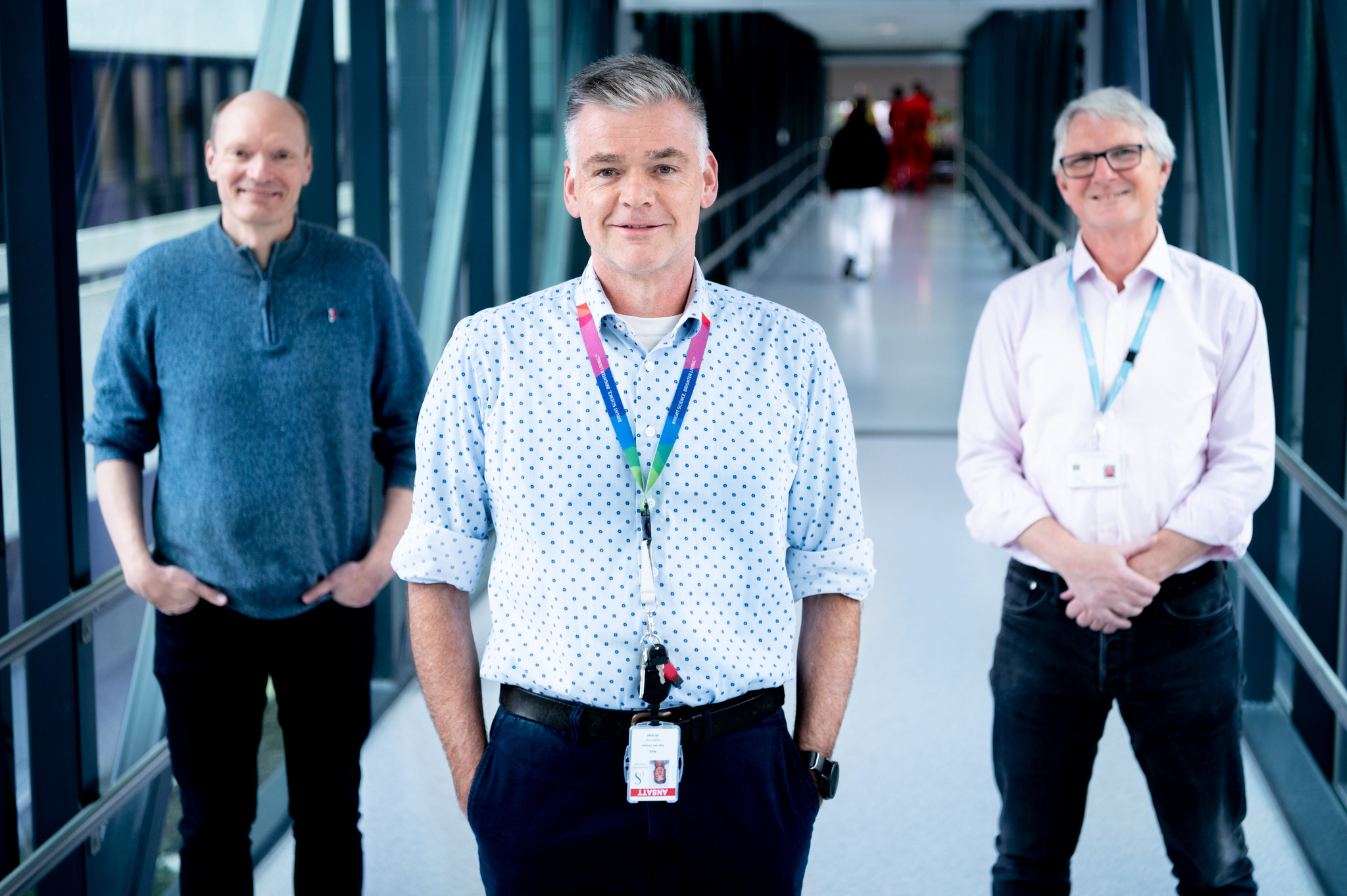 Tre menn står i en korridor og smiler. From left to right: Dr. Tore Bjørn Grimstad, Unit of Gastroenterology, Department of Internal Medicine, SUS Prof. Mark van der Giezen, Teknat, UiS Prof. Emiel Janssen, department of pathology (SUS)