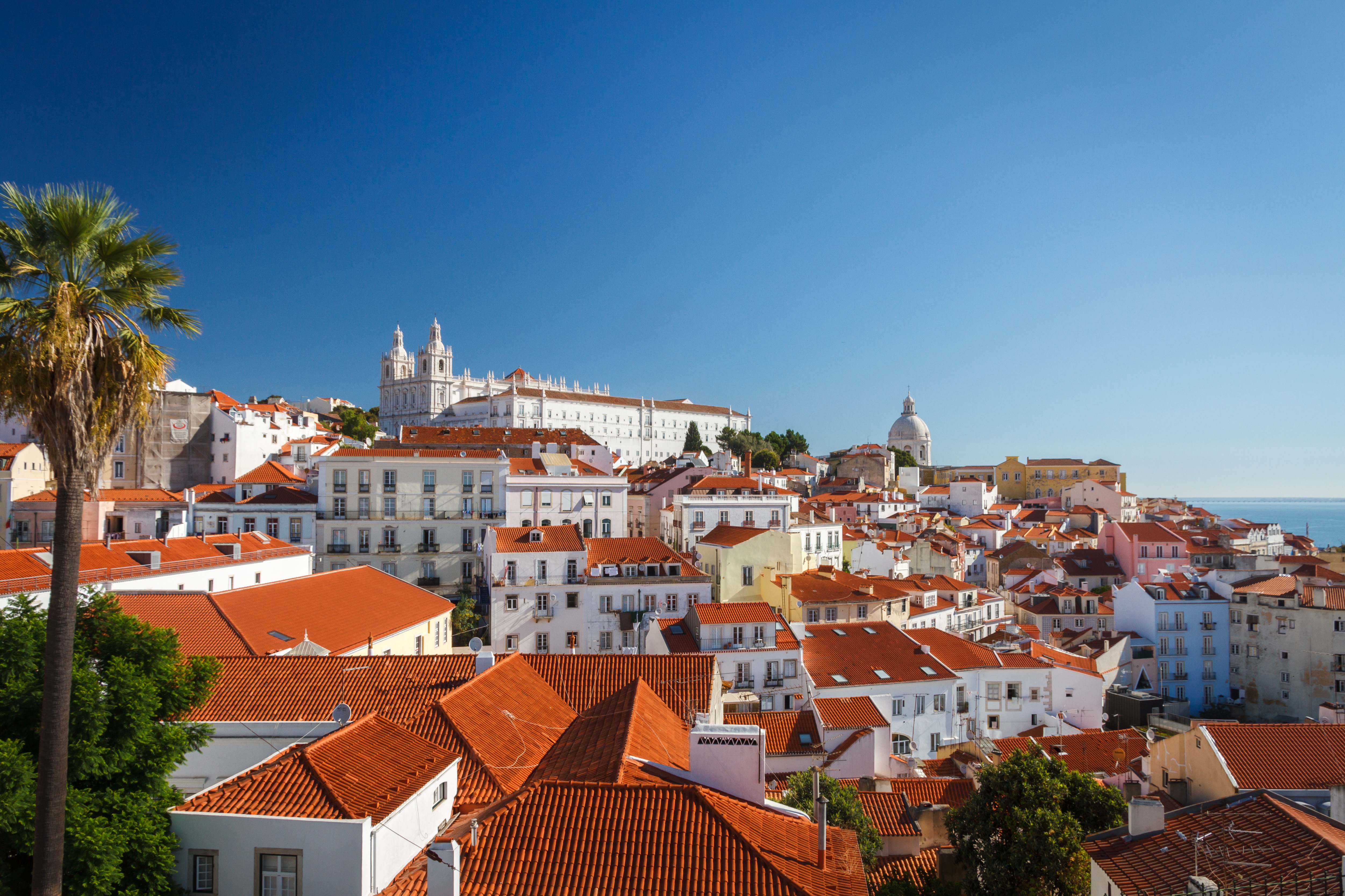 Del av gamleby i Lisboa med kirke på toppen