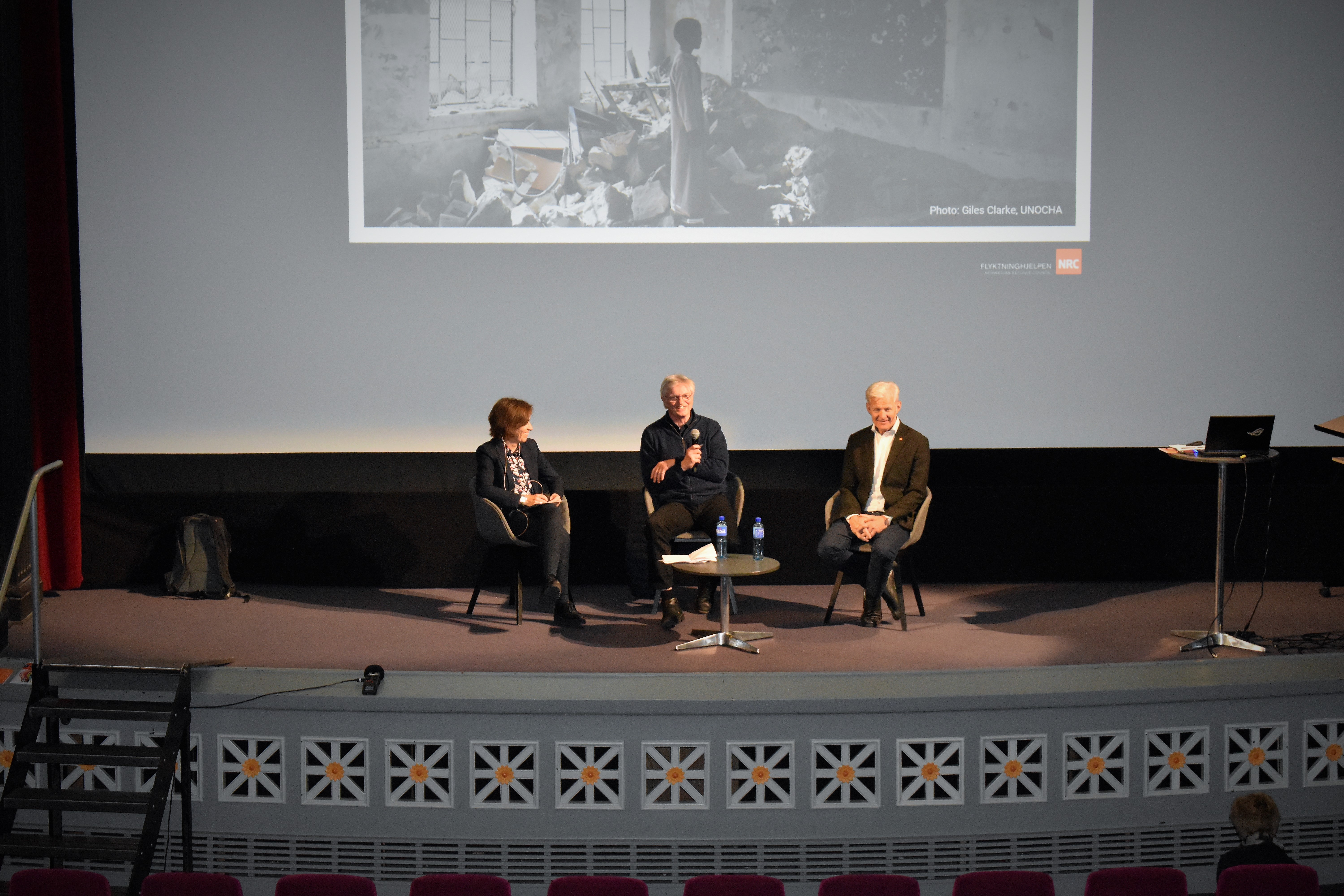 Siv Hilde Berg, Odd Einar Olsen og Jan Egeland sitter på scenen på Sølvberget.