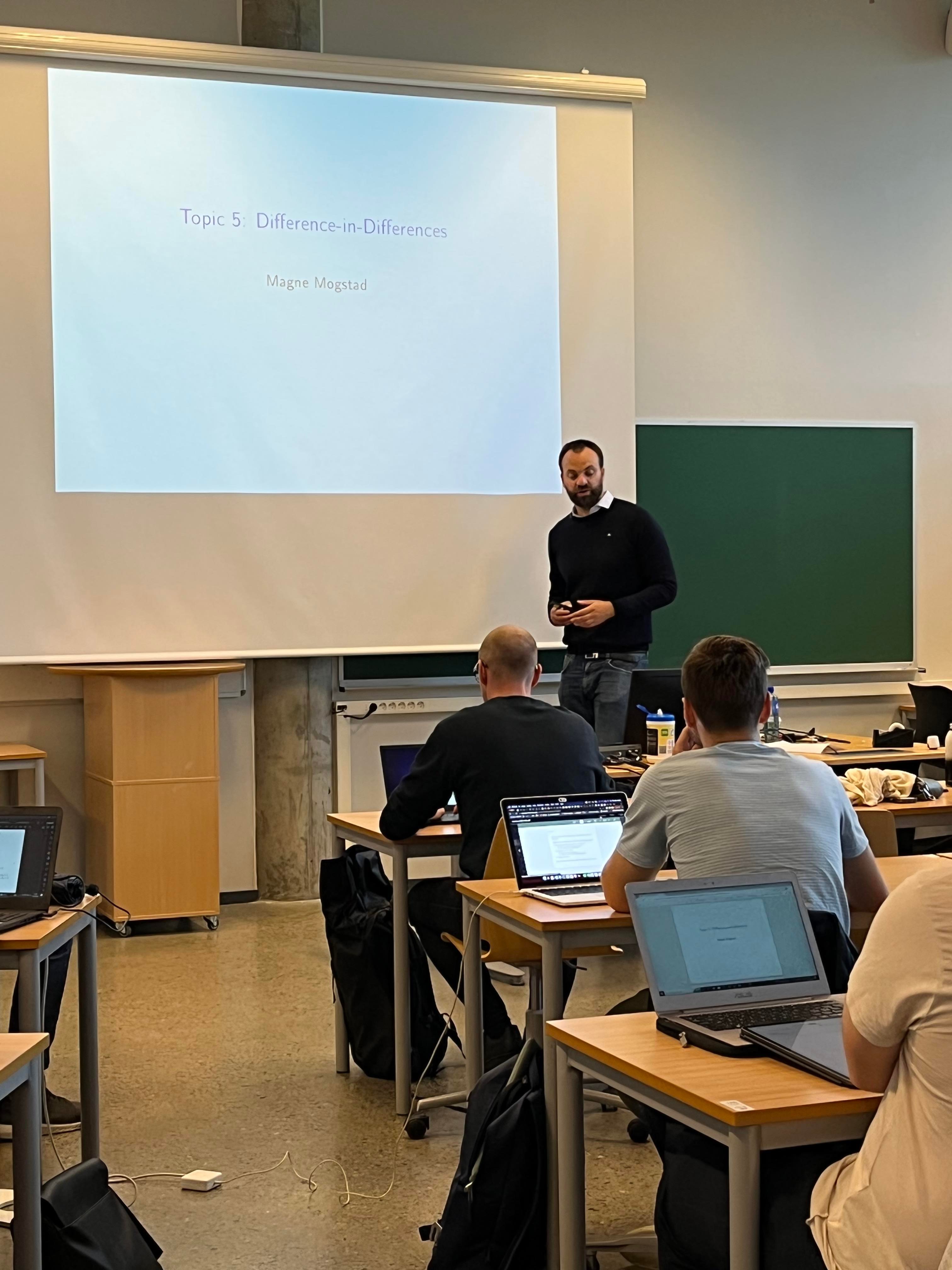 Professor Magne Mogstad underviser en gruppe studenter