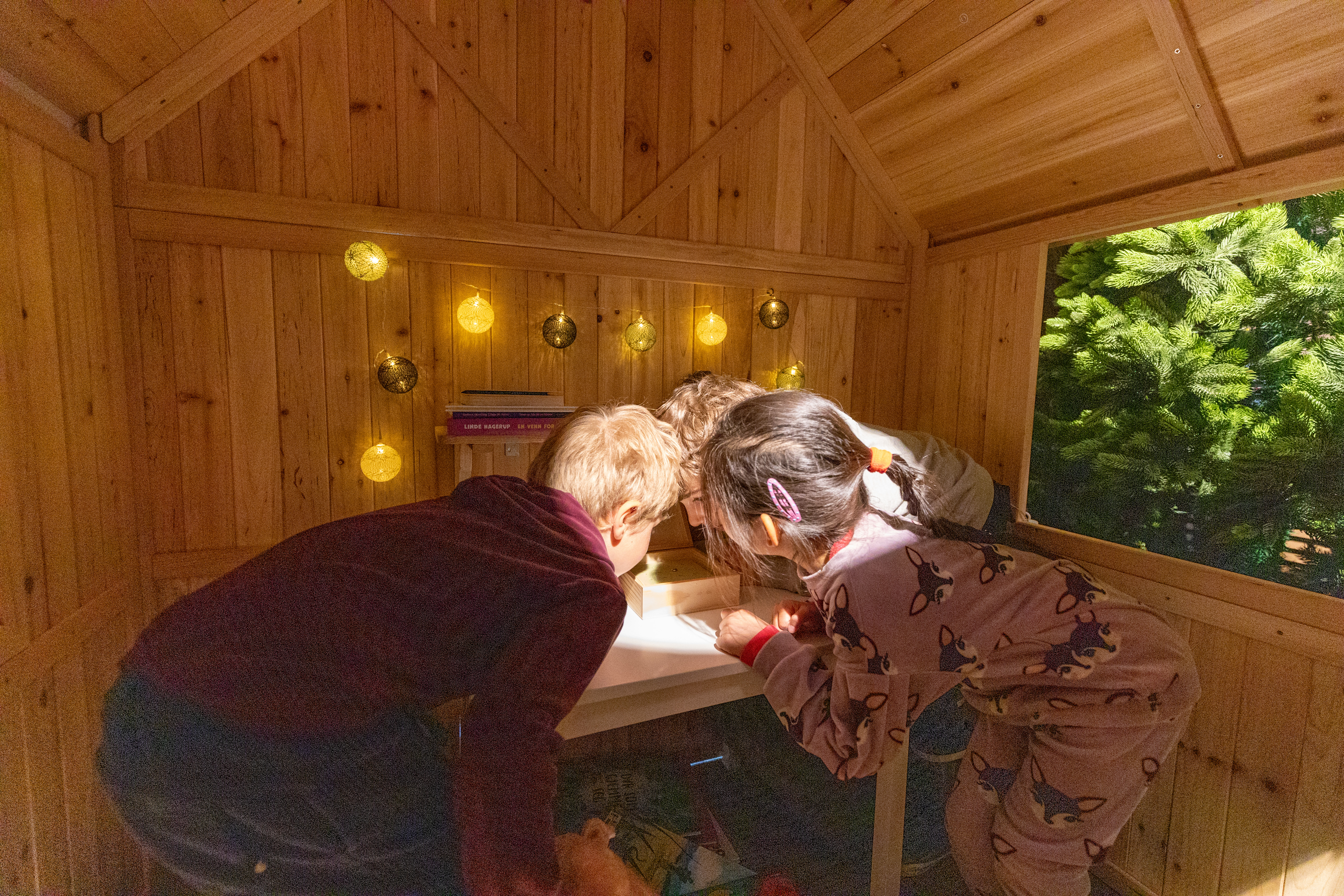 Tre barn inne i et lekehus. Foto: Hans-Arvid Grødeland/Jærmuseet