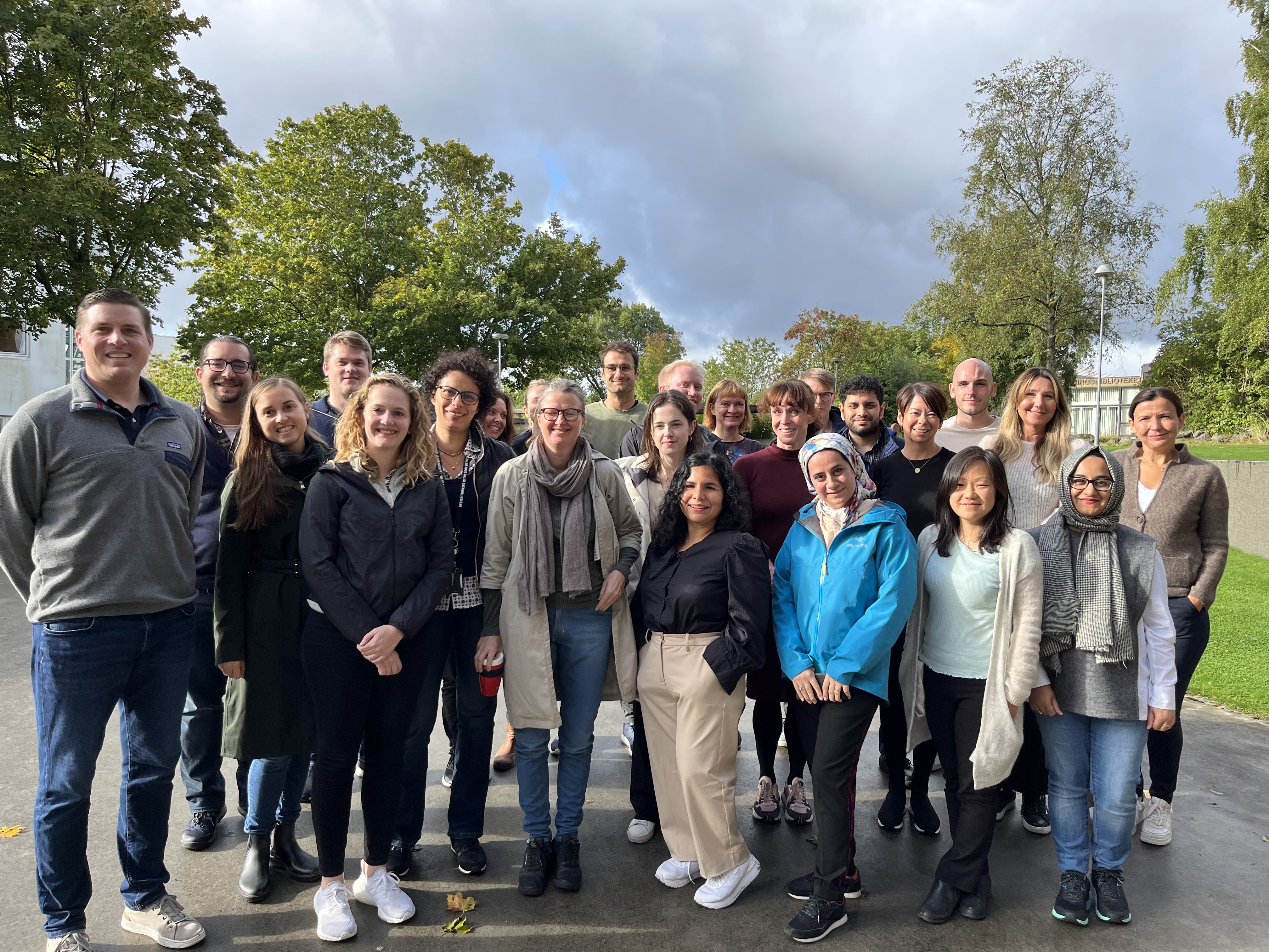 En gruppe på rundt 20 personer stilt opp på plenen utenfor EOJ hus