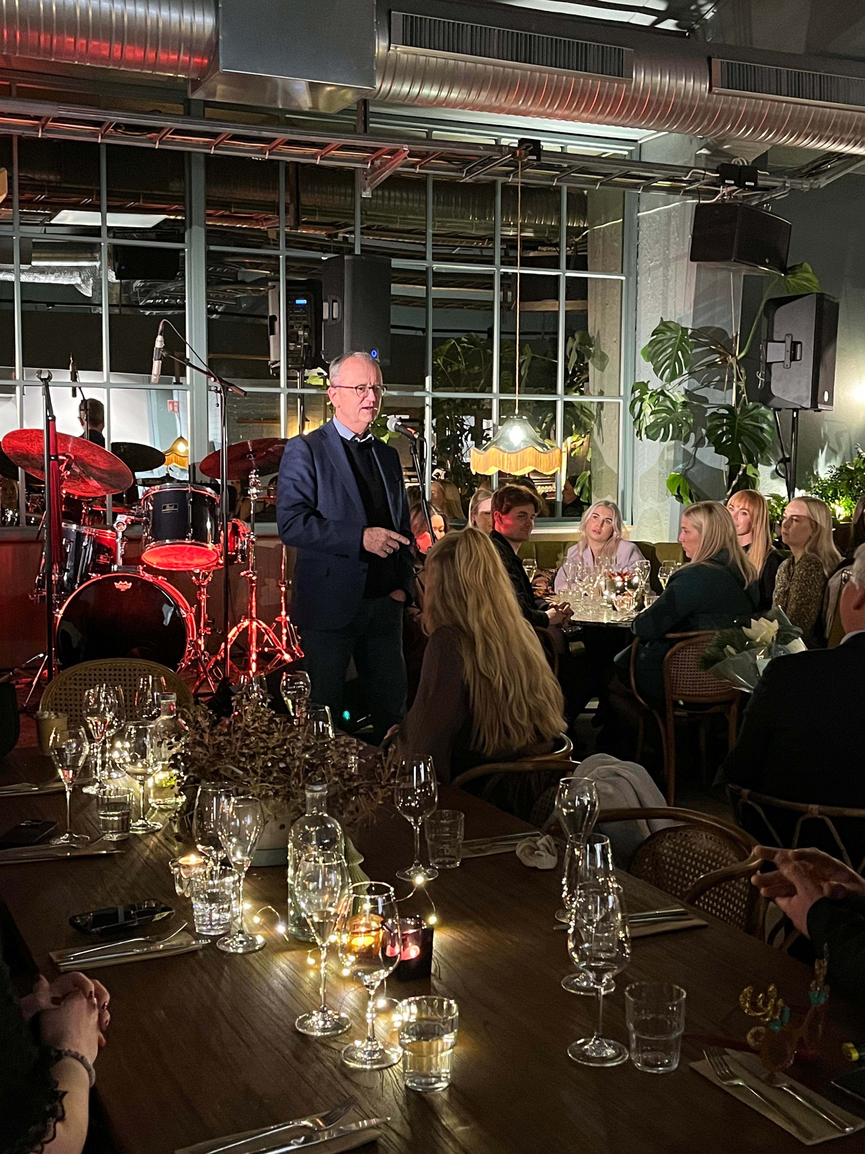 Eimund Nygaard holder tale foran studenter på The Garden