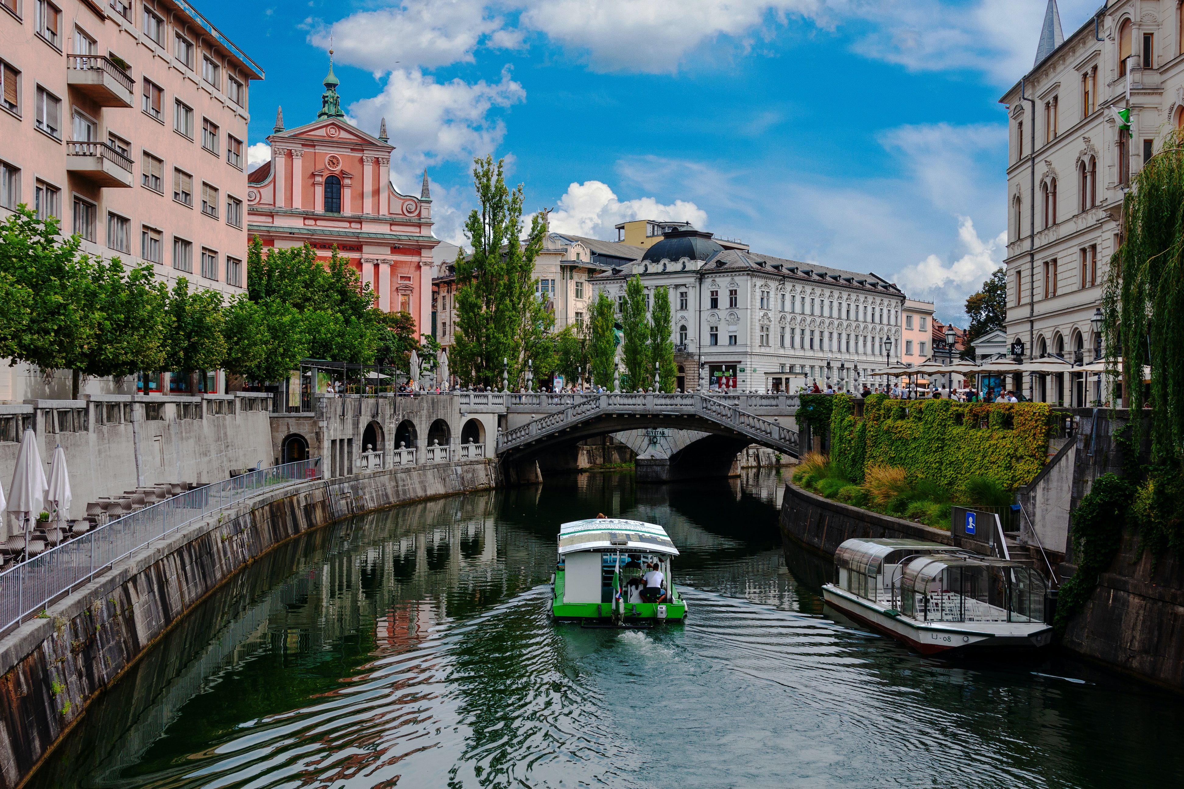 Båt på kanal i Ljubljana, Slovenia