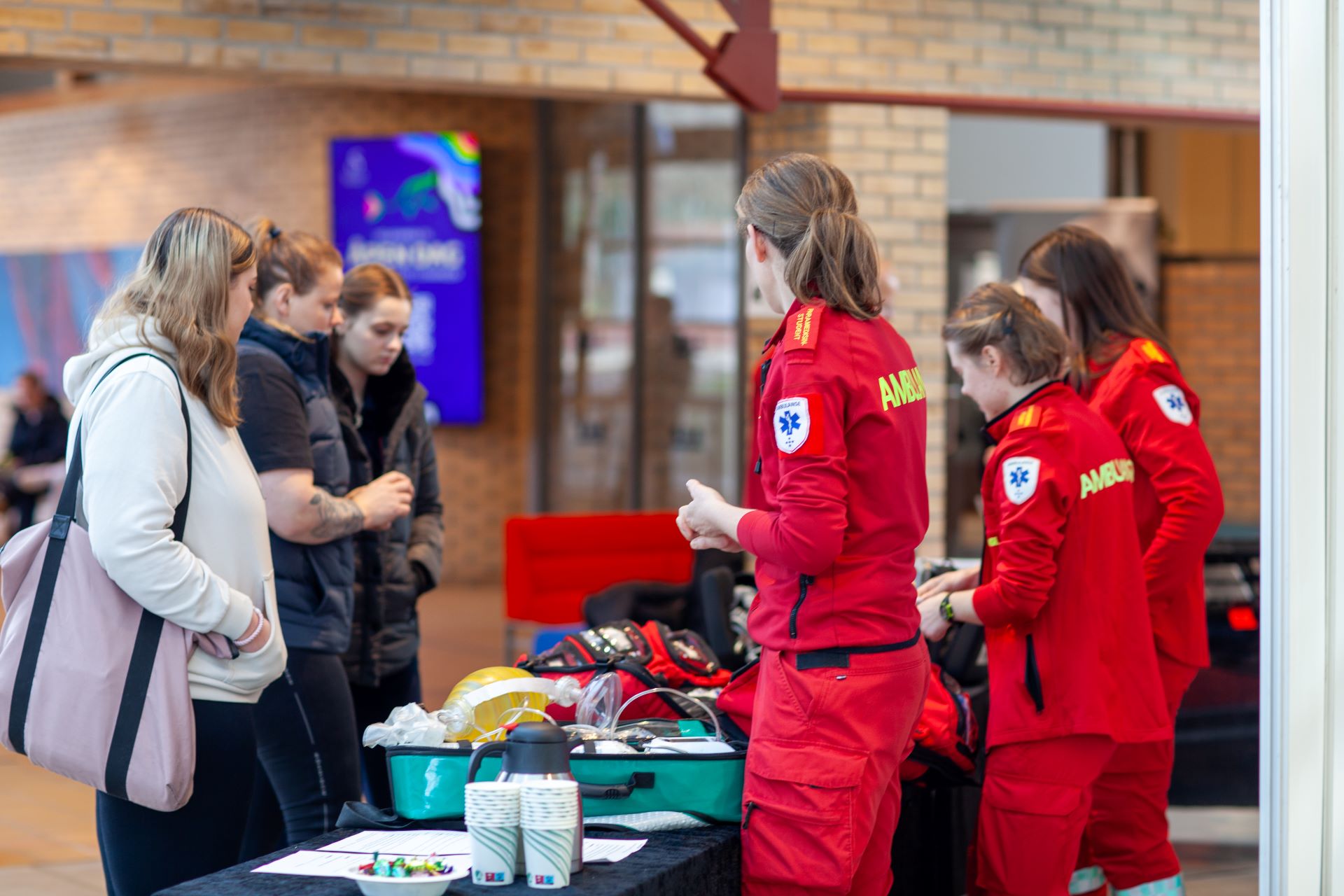 Personer prater sammen på stand