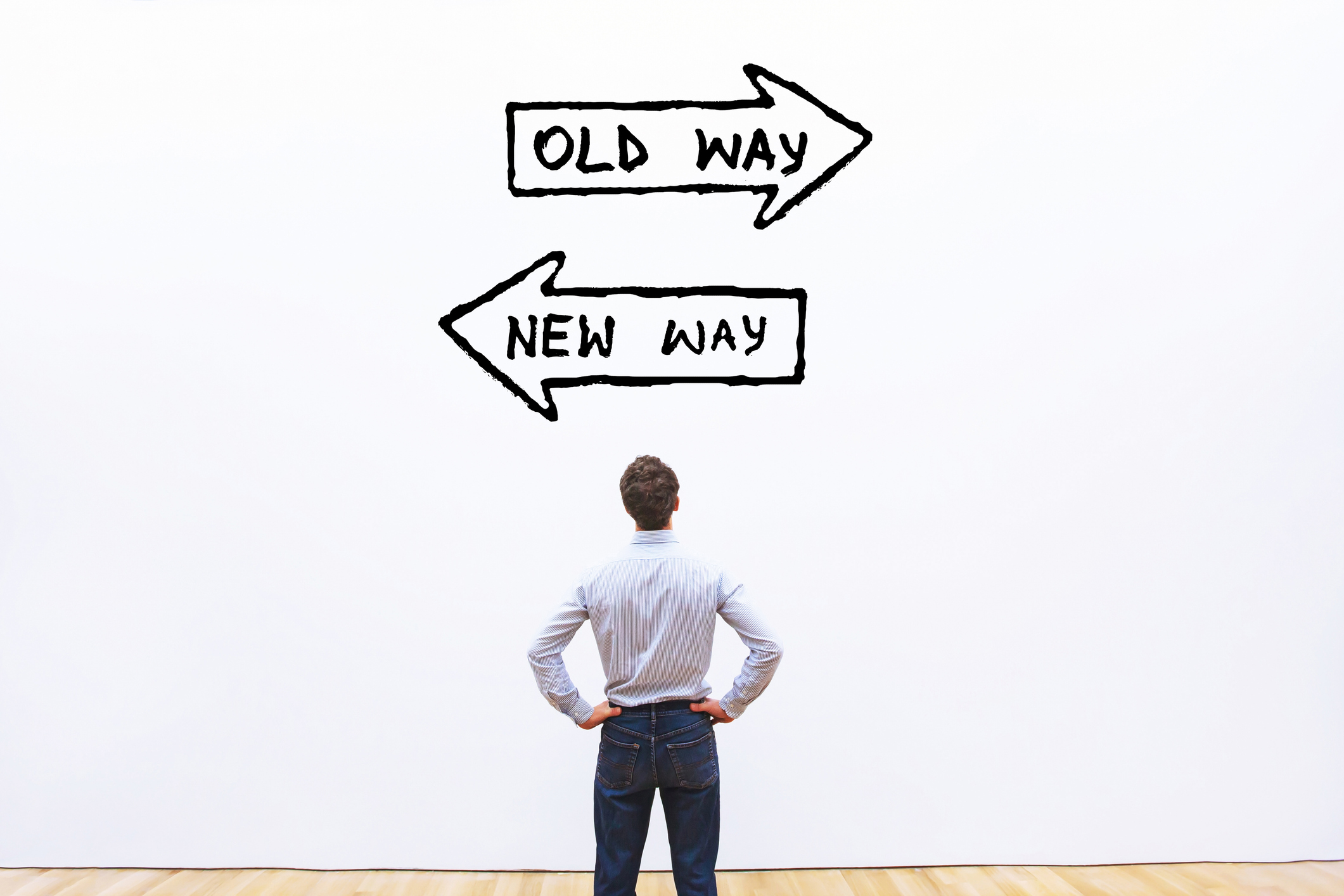 Mann står ved to skilt hvor det står "Old way" og "New way"