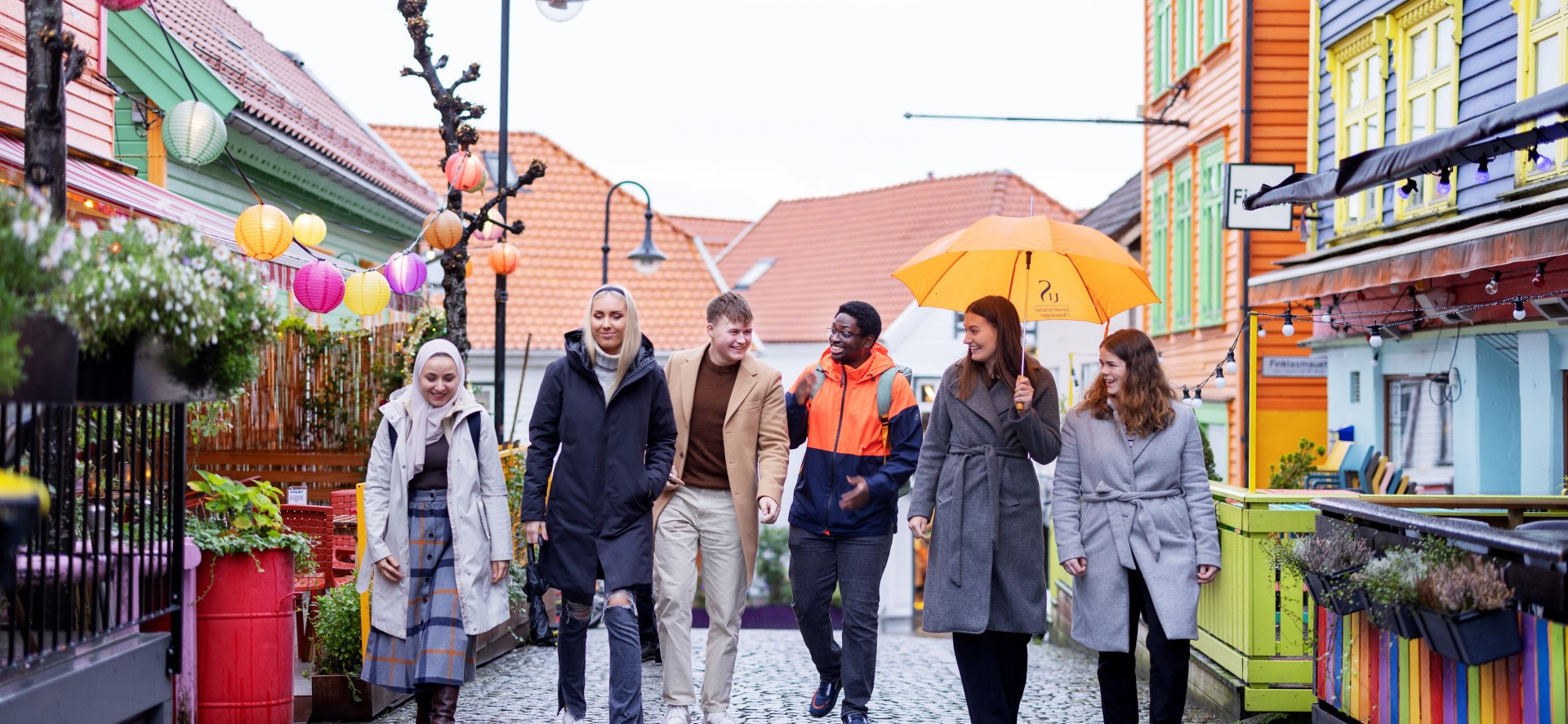 Seks studenter går i en gate