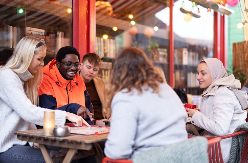 Studenter spiller brettspill på café