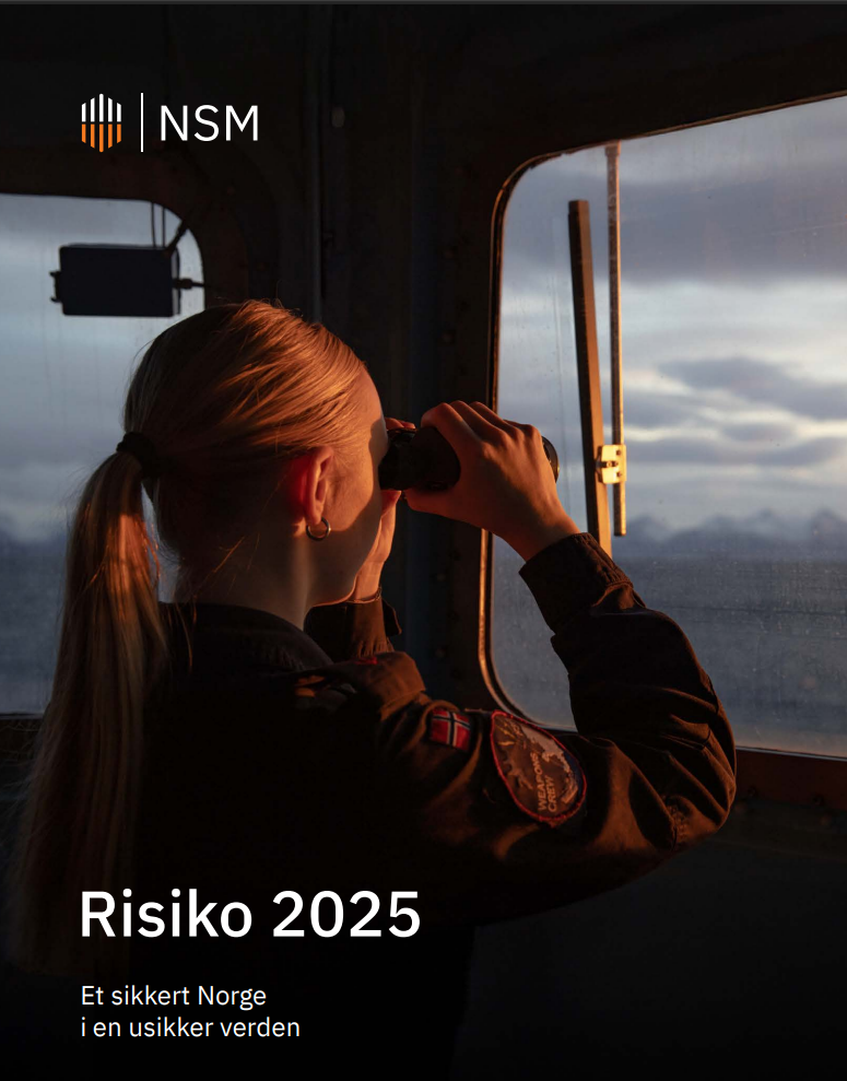 En kvinne ser i kikkert.