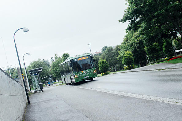 Buss som står ved et busstopp.