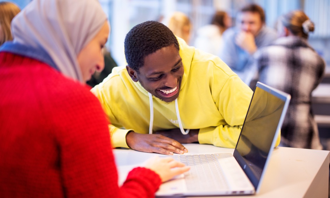 To studenter jobber sammen på en pc