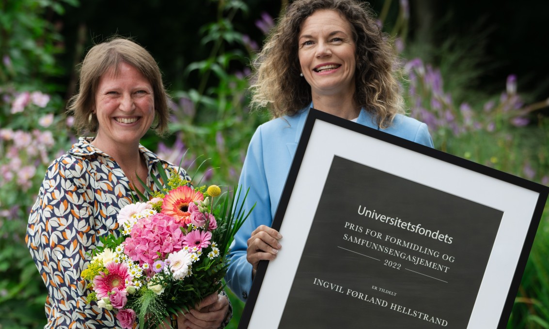 To kvinner med blomsterbukett og diplom