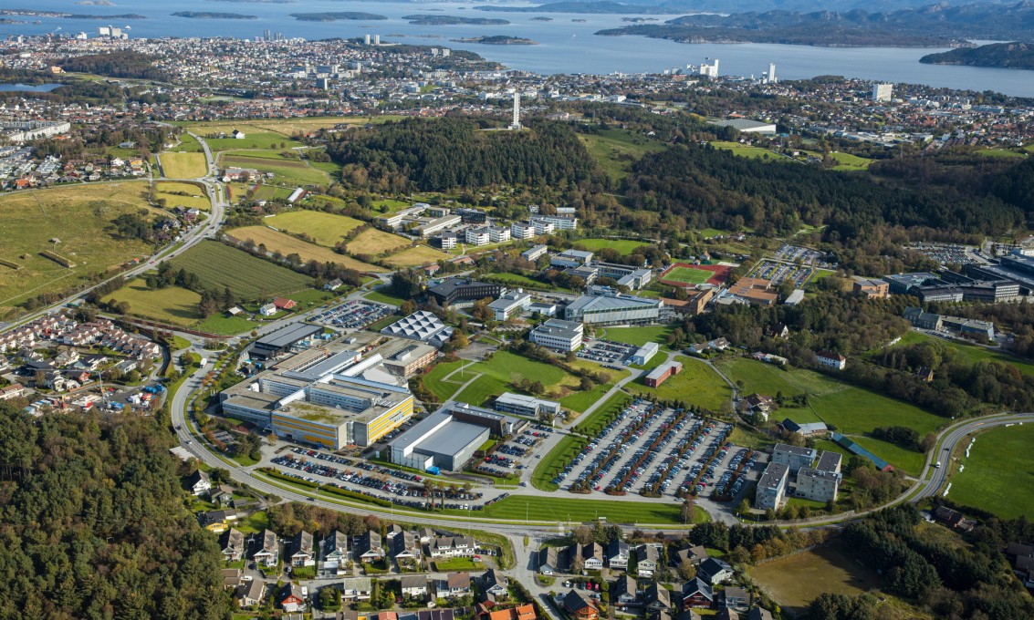 Flyfoto av UiS-campus Ullandhaug med hav og himmel i bakgrunnen