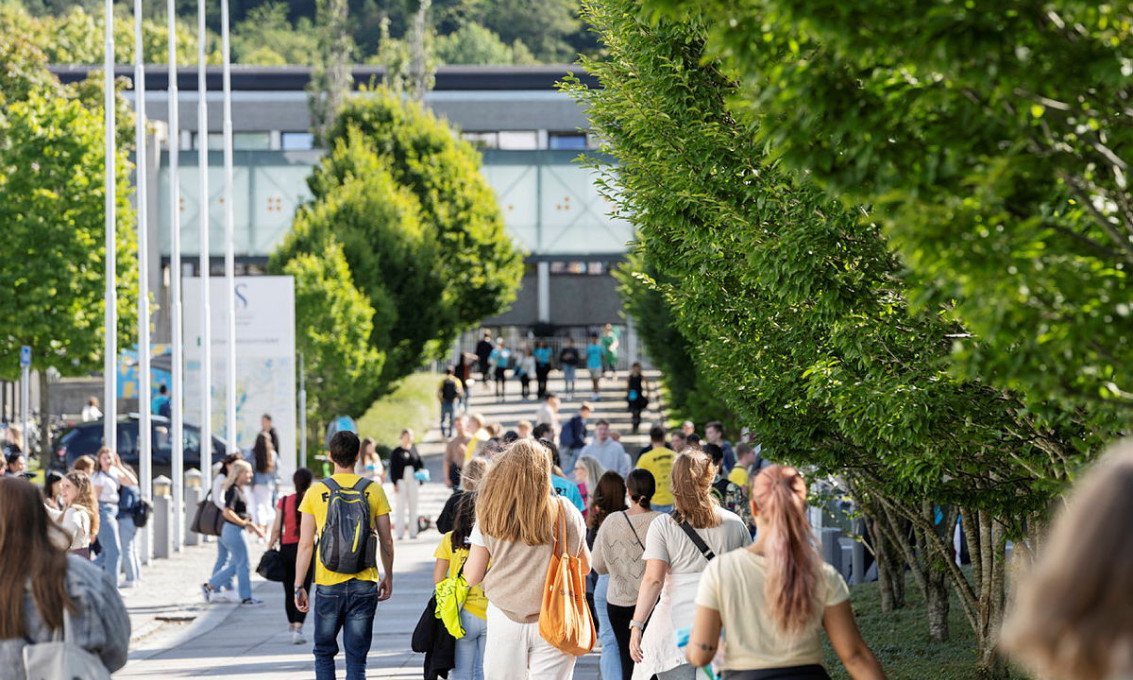  Studenter på campus. 