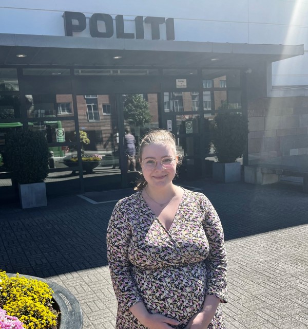 Celine kommuniserer for politiet