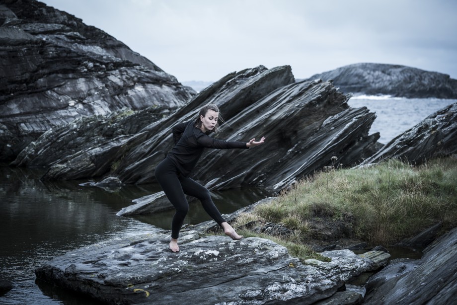 Student dancing outside, Student som danser ute