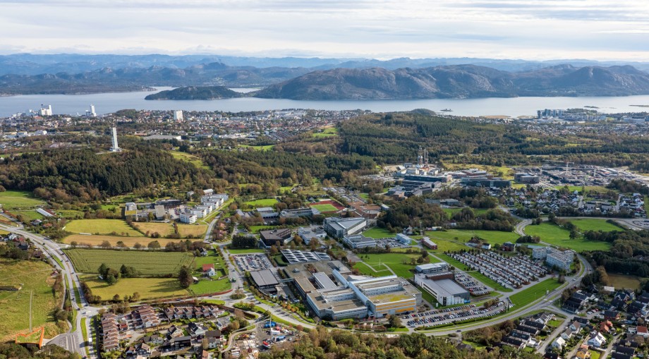 Flyfoto av campusområdet med fjord og fjell i bakgrunnen