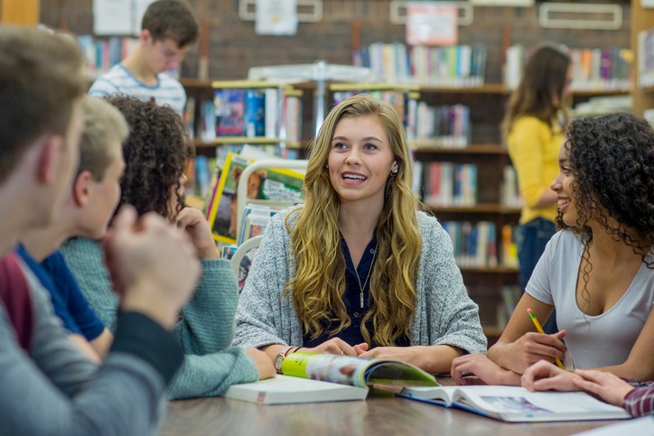 tenåringer i bibliotek