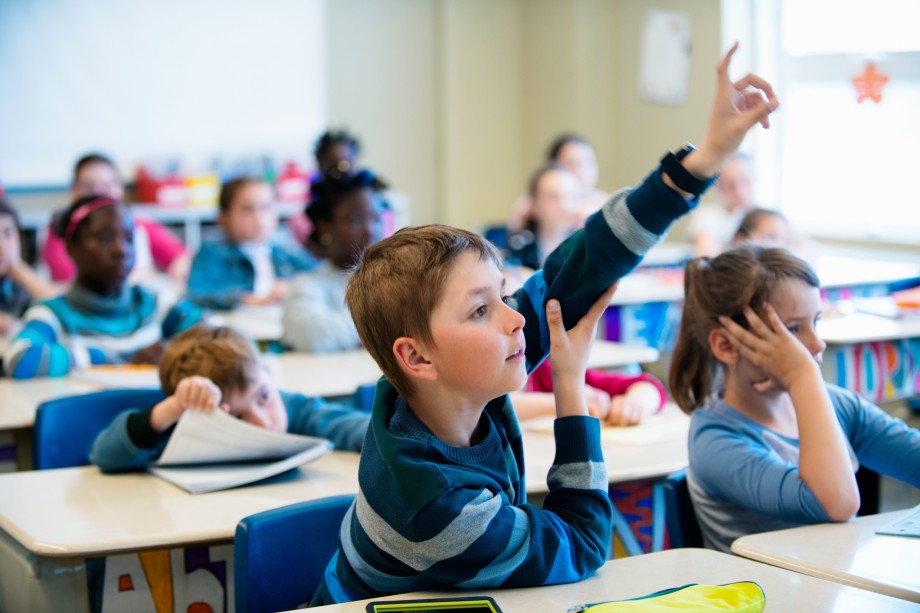 elev rekker opp hånda. foto: getty