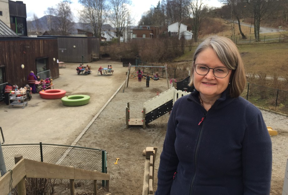 Carina Lange Moi, avdelingsleder ved Jåttå barnehage, foran barnehagen