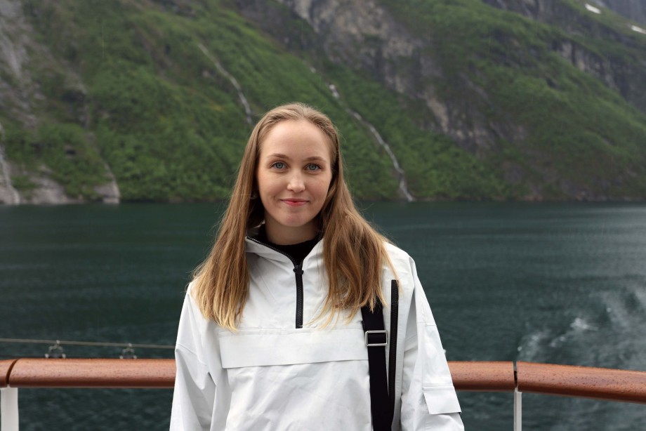 Økonomistudent Maria Herje på skip i Geirangerfjorden