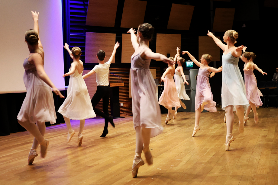 Barn og unge som danser ballett