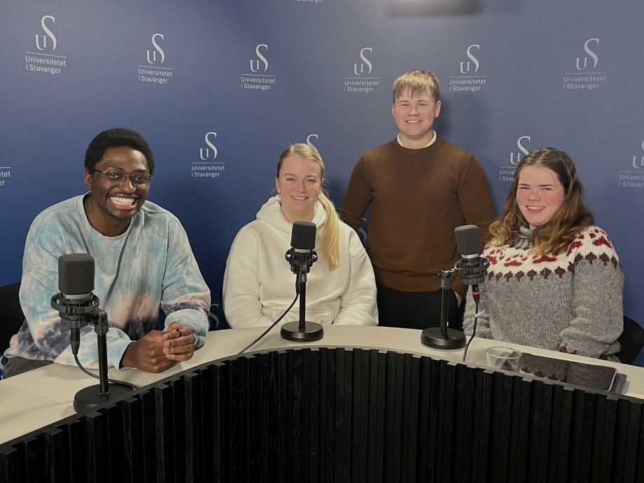 Podkast Student i Stavanger, studentene Simeon, Tina, Karl og Ida i studio