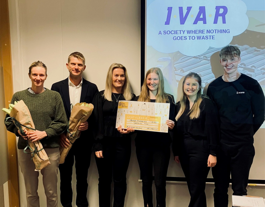 Vinnarane av årets Sandnes Sparebank Case Competion vart Team IVAR med masterstudentane Ingrid Flood, Kaleb Kristensen, Ragnhild Leidland og Ingvild Mørk Salvesen. Teamet gjorde sin case-studie hos IVAR, Interkommunal vann, avløp og renovasjon.