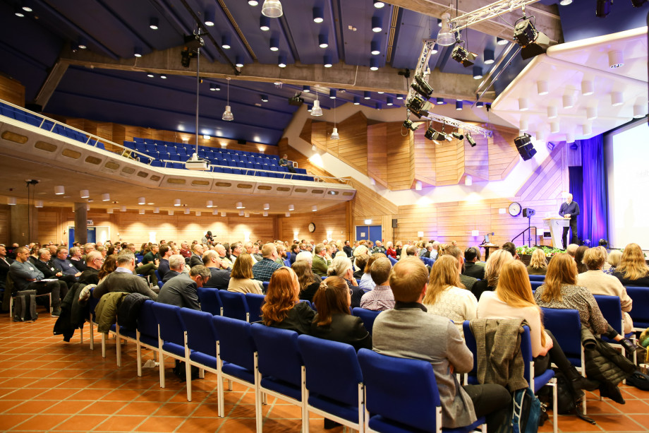 Mennesker samlet på en konferanse.