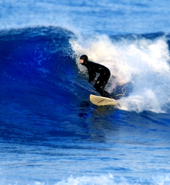 Person som surfer på en bølge